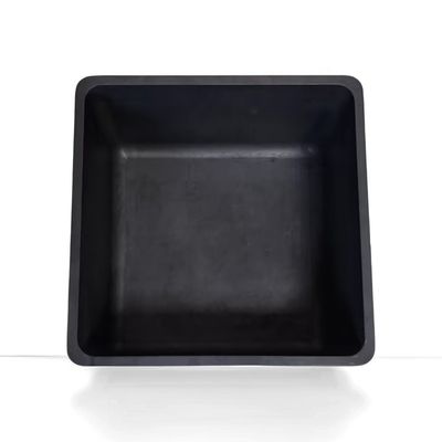 Komponenty ceramiczne z tlenku glinu (Al2O3) o gazoszczelności maksymalnej 1,0 razy 10 do potęgi minus 11 i współczynniku rozszerzalności cieplnej 7,5 razy 10 do potęgi minus 6 na kelwin